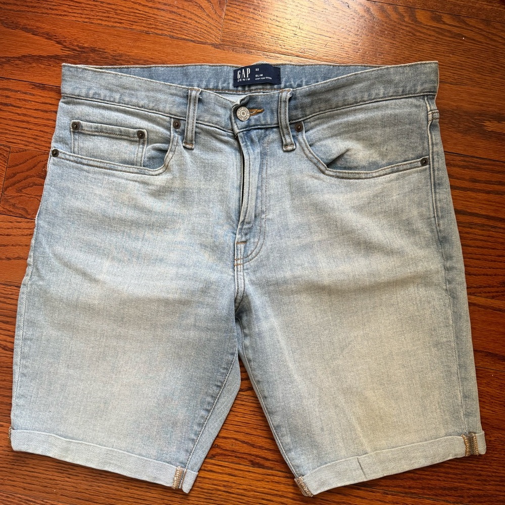 GAP men’s slim shorts / Size 32